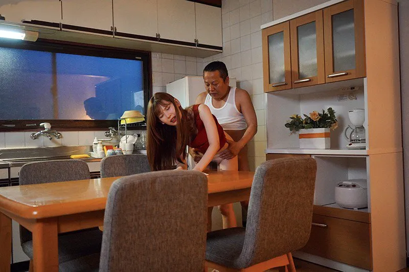 Bé xinh bị ông xã mới của mẹ đụ mỗi ngày, cho dù đã có người yêu