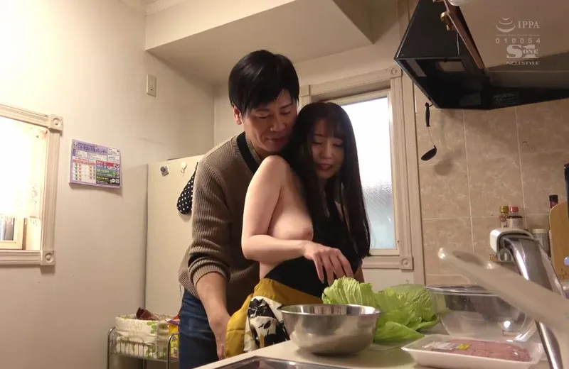 Nghi ngờ vợ vụng trộm, gã chồng lén lắp camera và chứng kiến tất cả