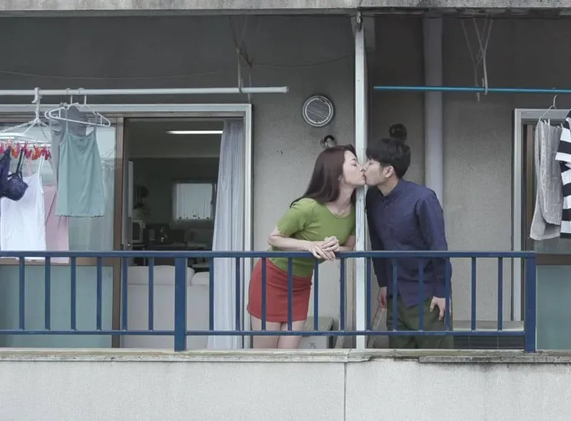 Tiếng rên của chị gần nhà đối diện và cậu thanh niên được lái máy bay