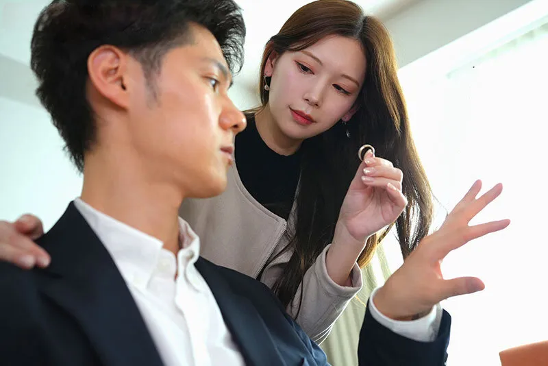 Bà xã đi đi chơi, người chồng ở nhà bị nhỏ em người vợ gạ làm tình không trượt phát nào
